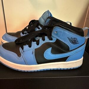 Nike Air Jordan 1 MID Boys Shoe
